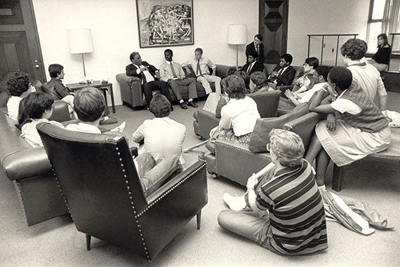 Harold Washington, mayor of Chicago, with Harvard College students at Quincy House, April 1984. Photo by Martha Stewart