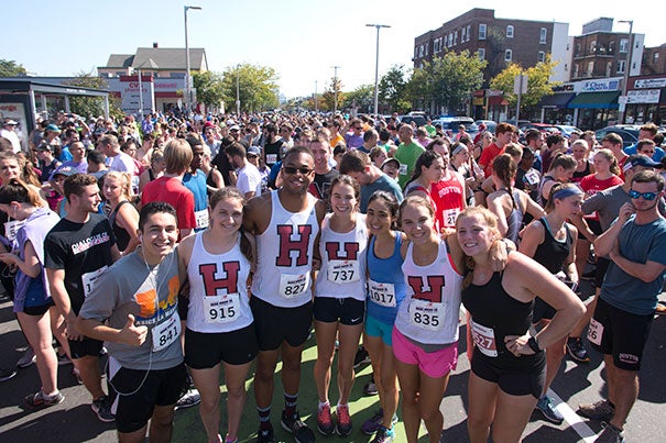 Crowd of Harvard runners for Honan 5K