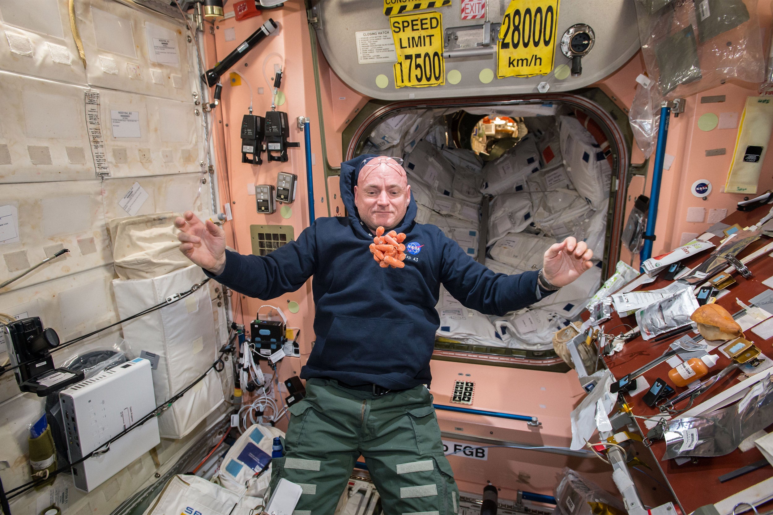 Scott_Kelly_watches_a_bunch_of_fresh_carrots