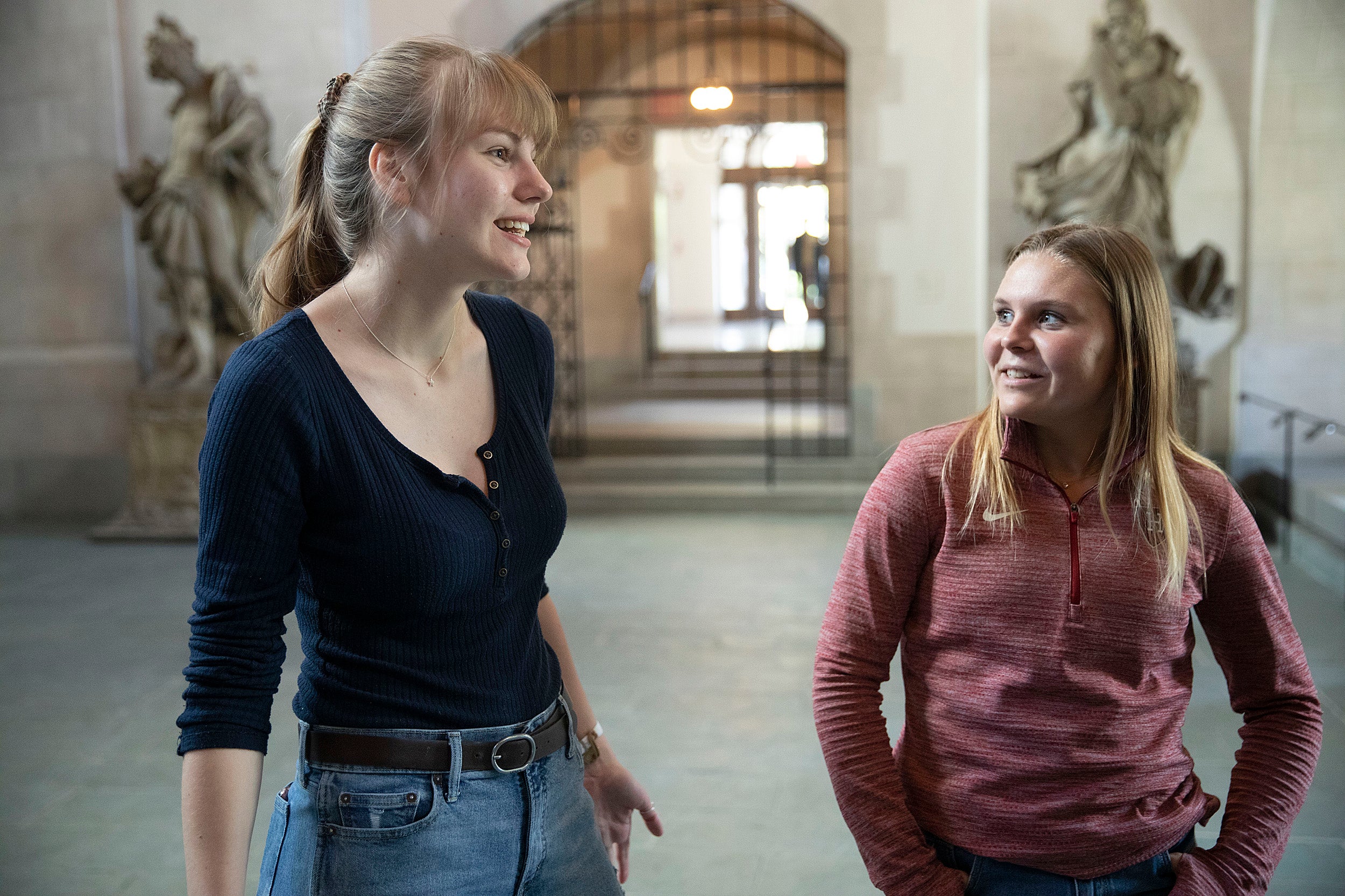 Two German students talking