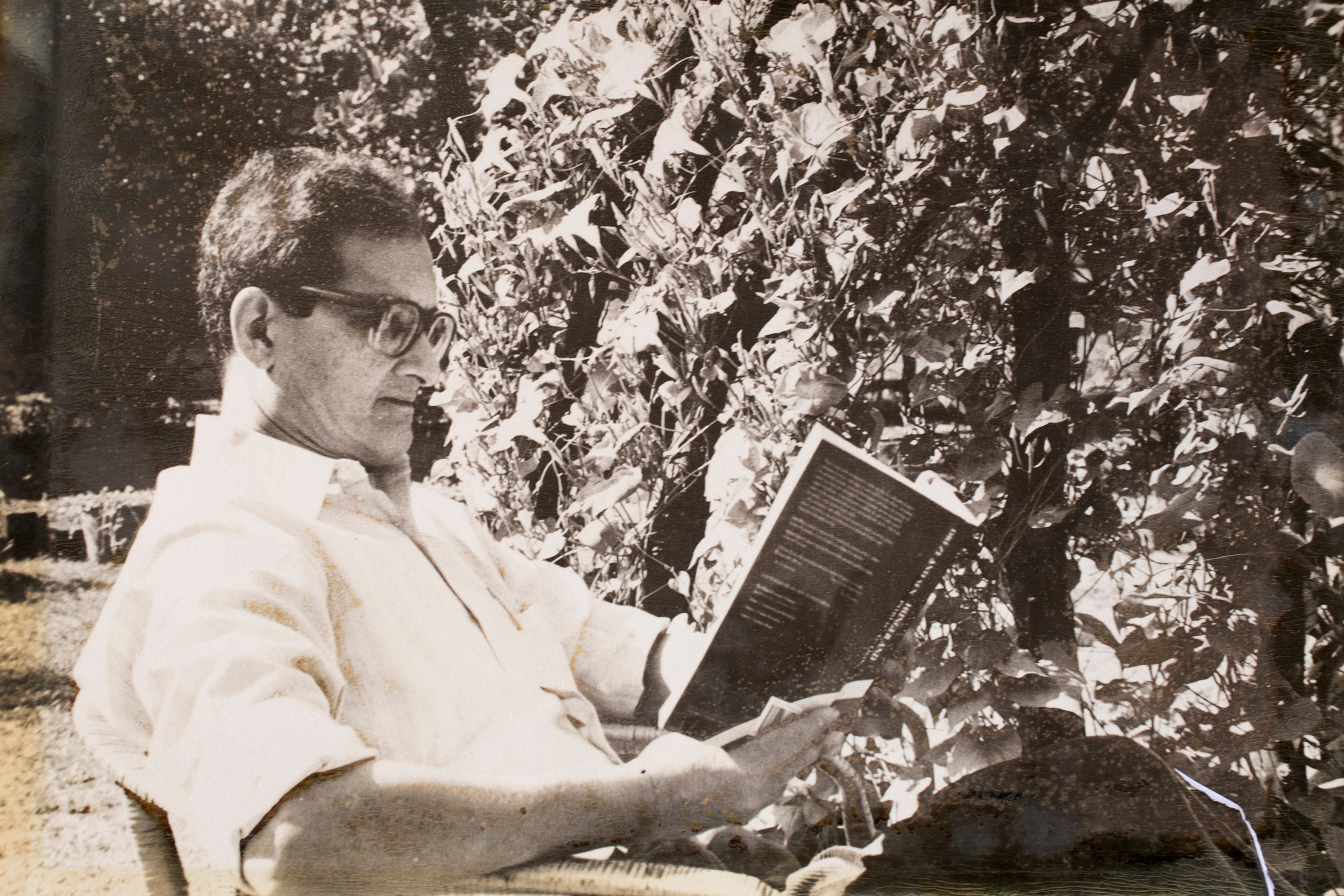 Amartya Sen reading.