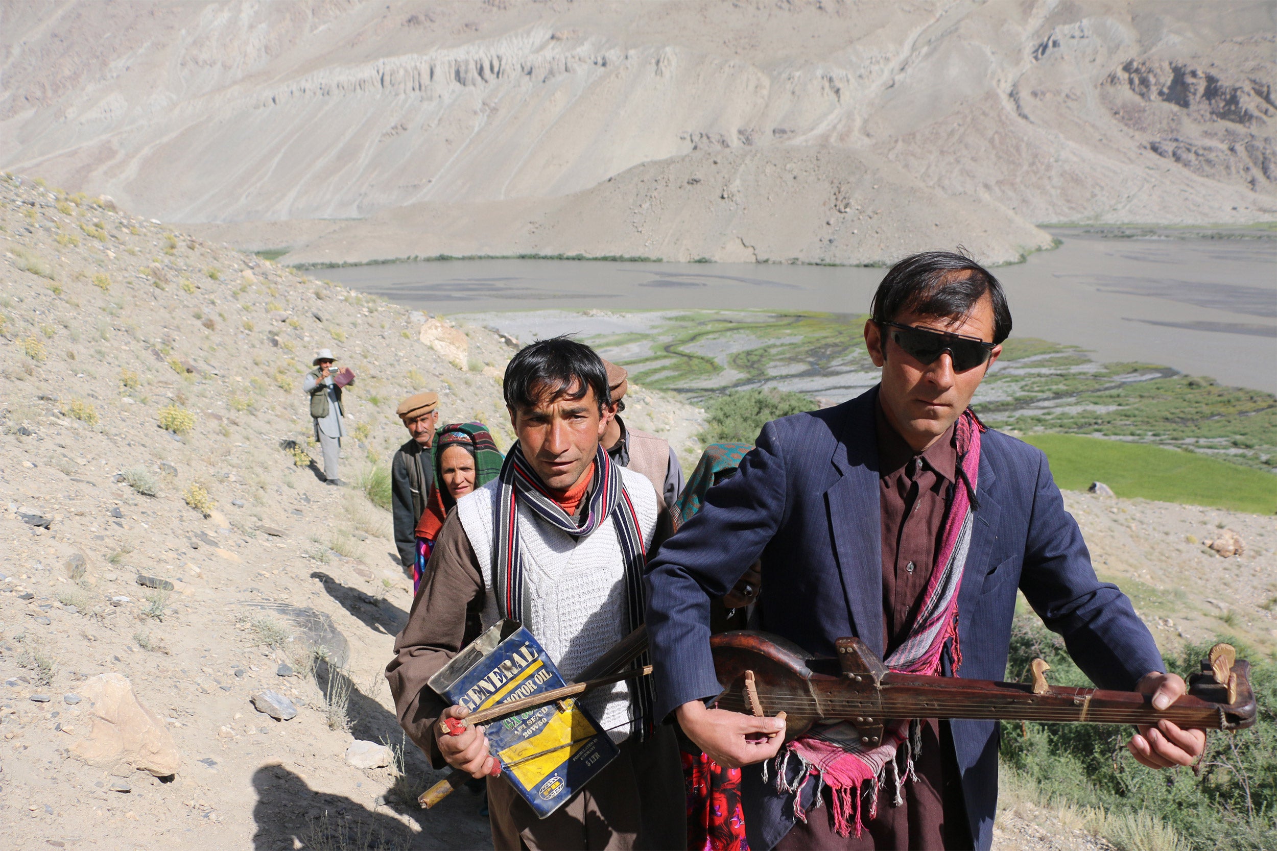 Daulatsho, Yarqub and others playing their instruments and singing as they climb from Yur village to the ayloq.