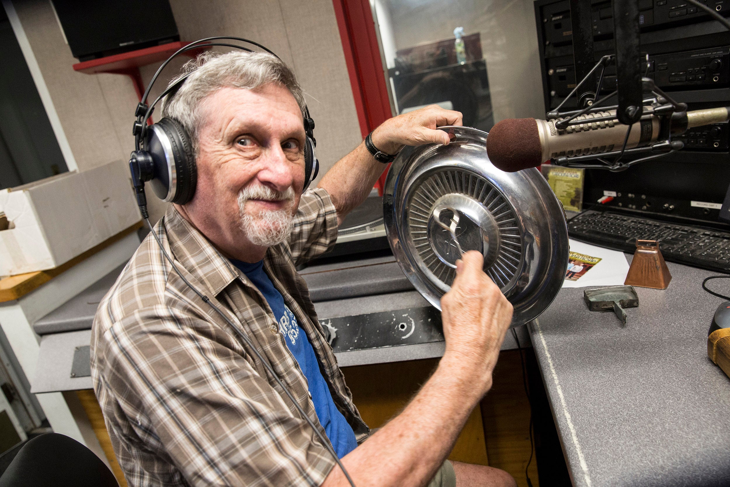 Lynn Joiner '61 hosts the “Hillbilly at Harvard” show on WHRB, 95.3FM, Harvard Radio.
