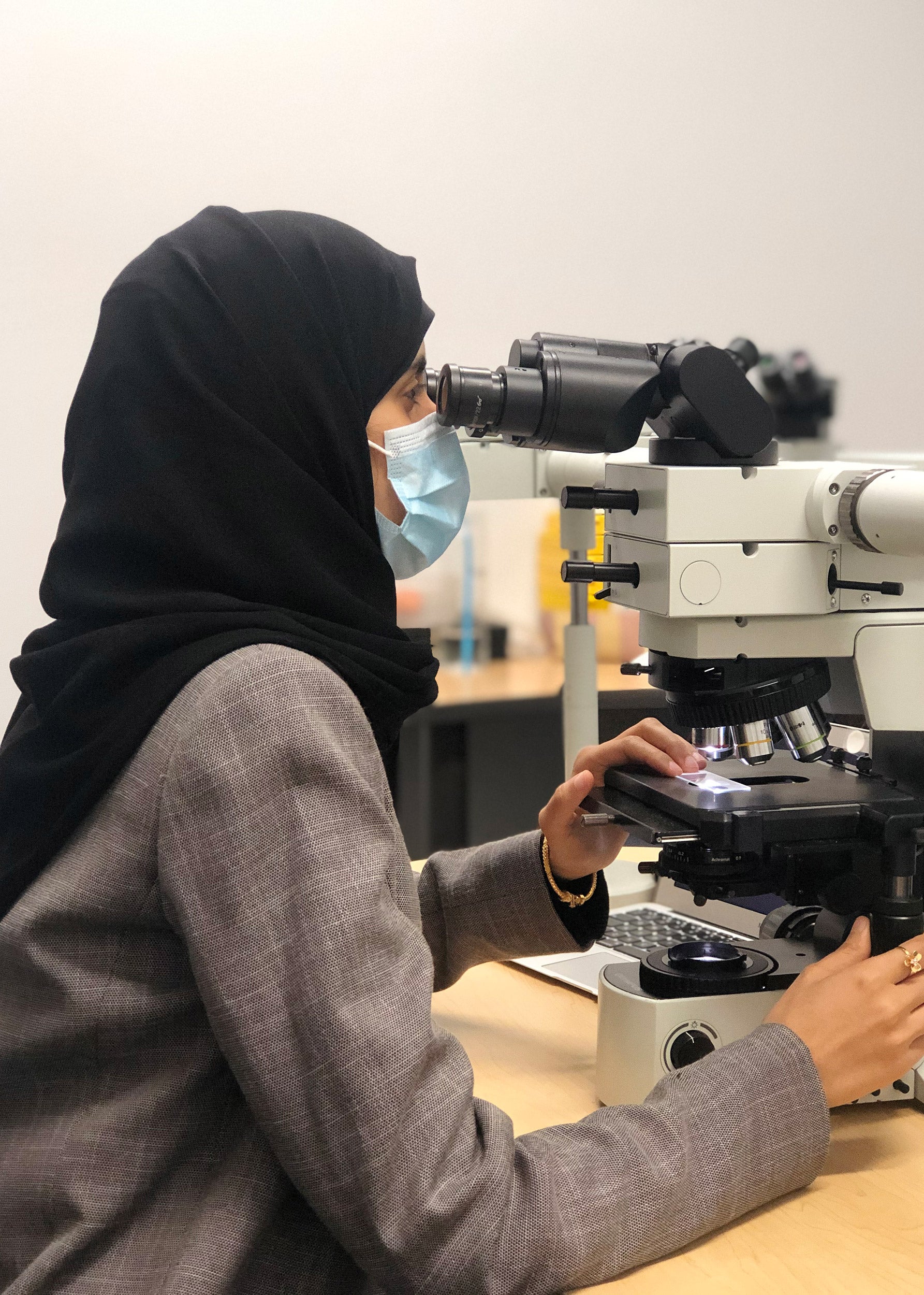 Zahra Aldawood at microscope.