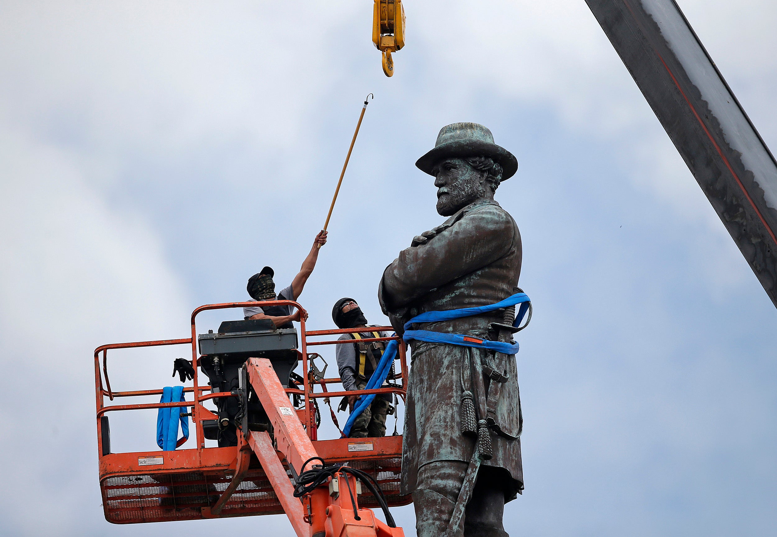 Robert E. Lee statue.