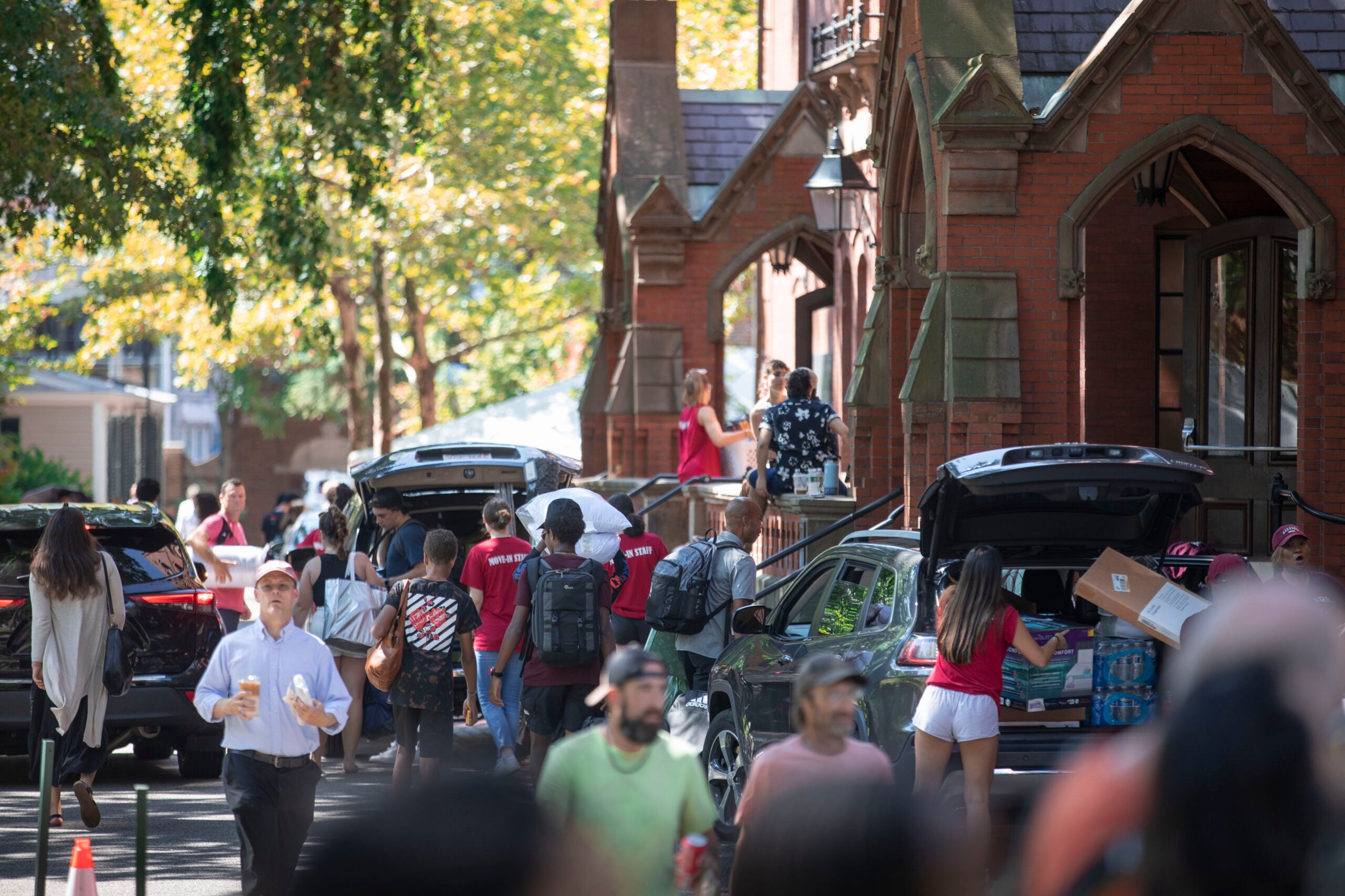 First-years made their way into Harvard Yard during move in day.