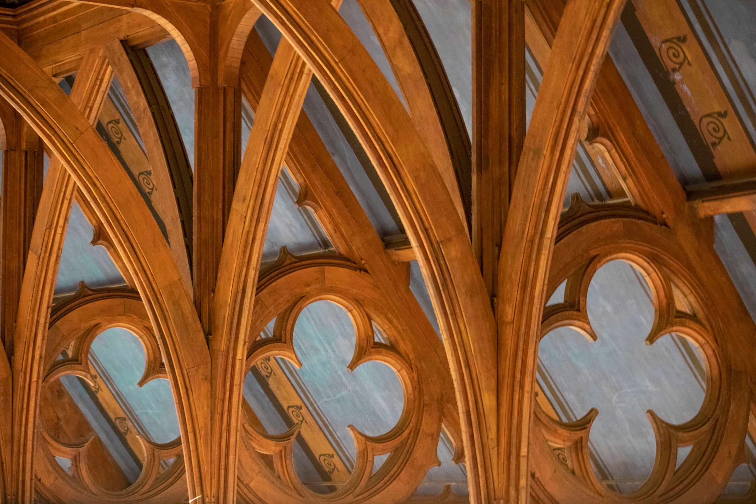 Arches and clover motifs are pictured in the ceiling above Annenberg Hall.