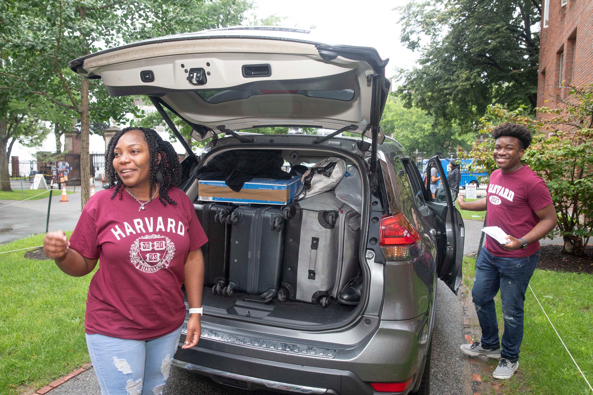 Dante Christie ’27 moves into Canaday Hall with the help of mom Joy Christie.
