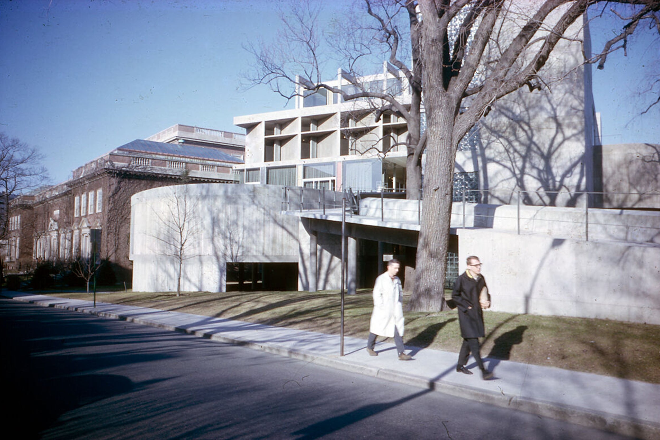 Pedestrians pass Harvard's recently built Carpenter Center in early 1960s.