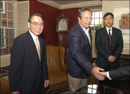 Vietnamese Prime Minister Phan Van Khai with Harvard University President Larry Summers