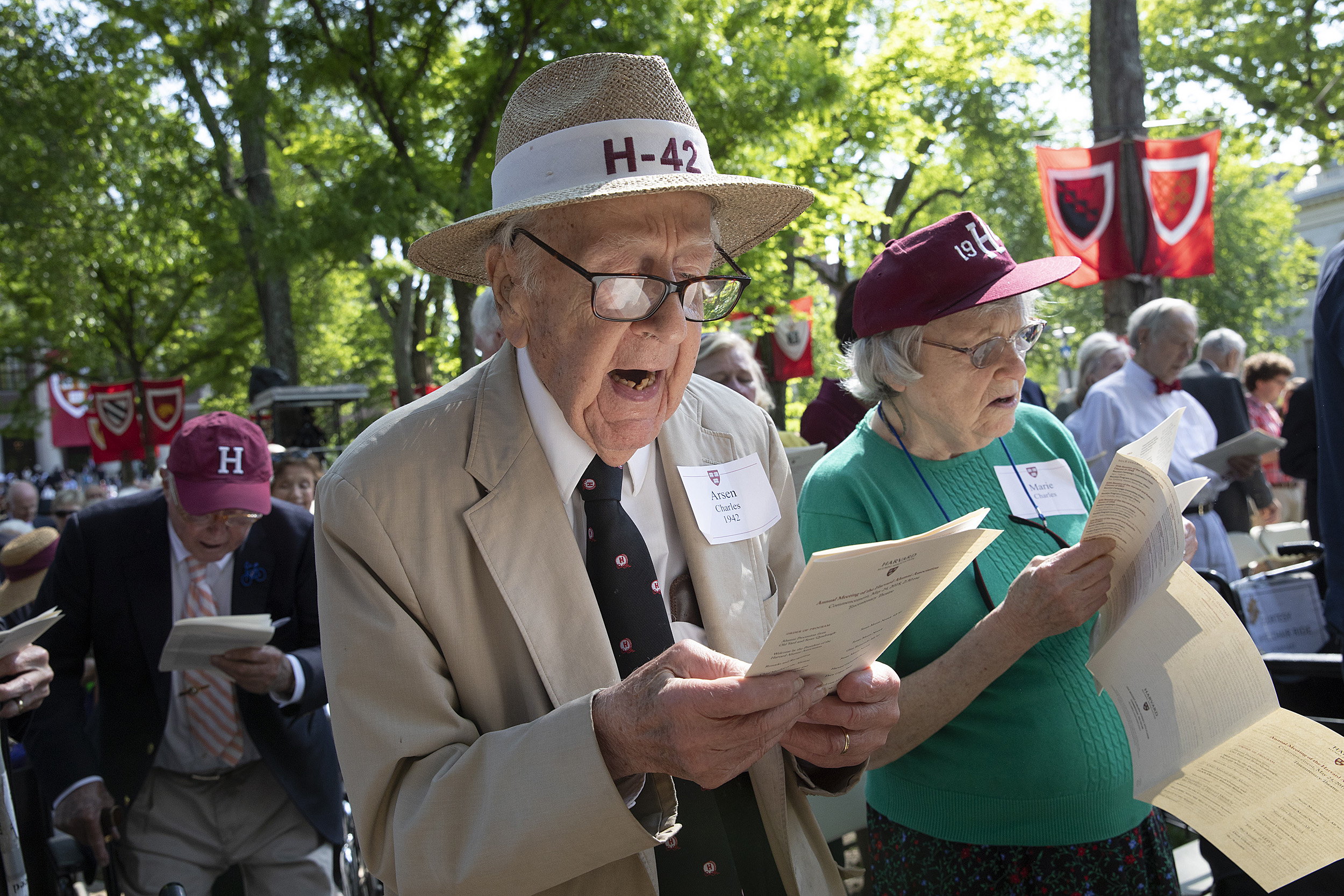 Charles Arsen '42 and his wife, Marie, sing "Fair Harvard."