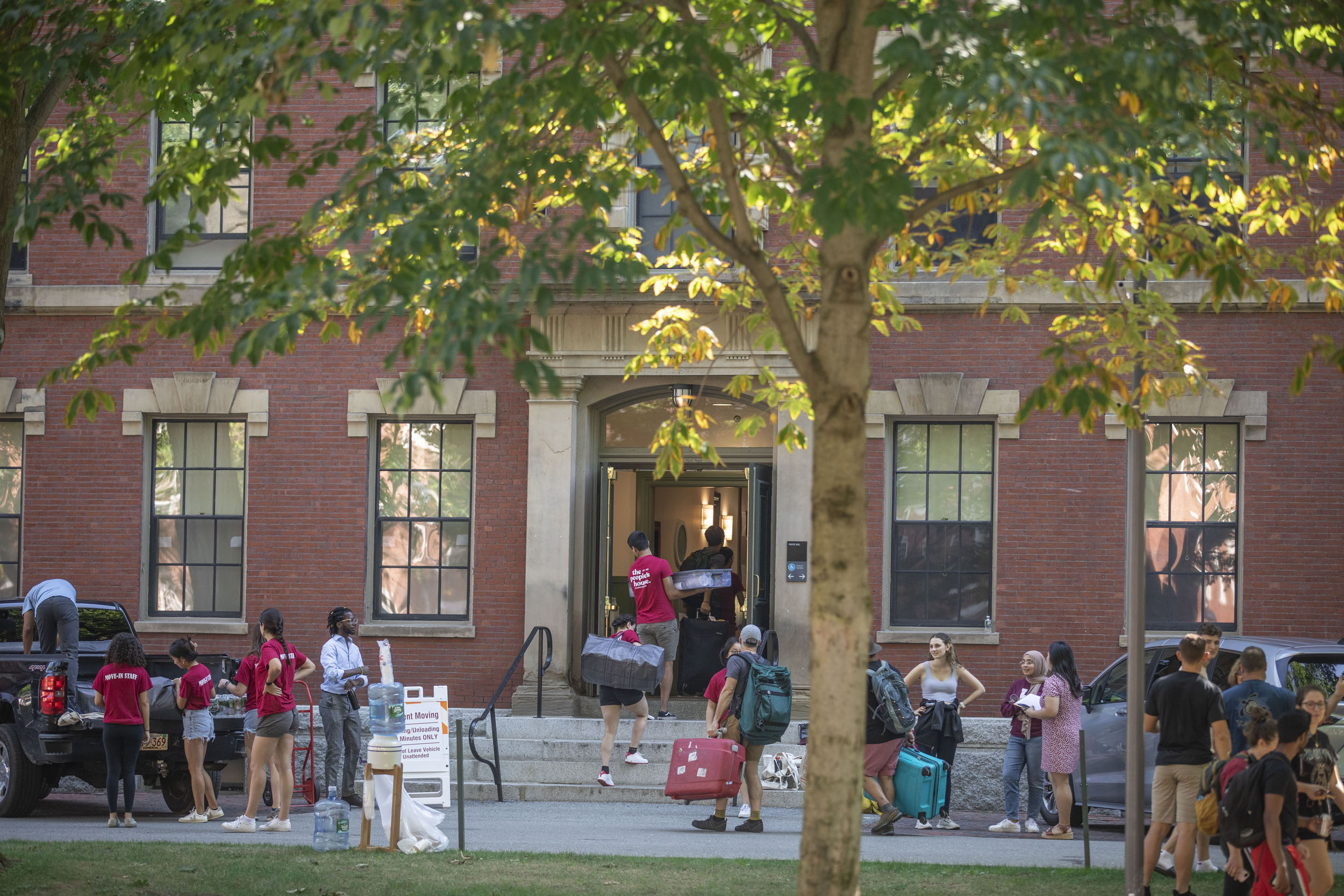 First-year students make their way into Thayer Hal