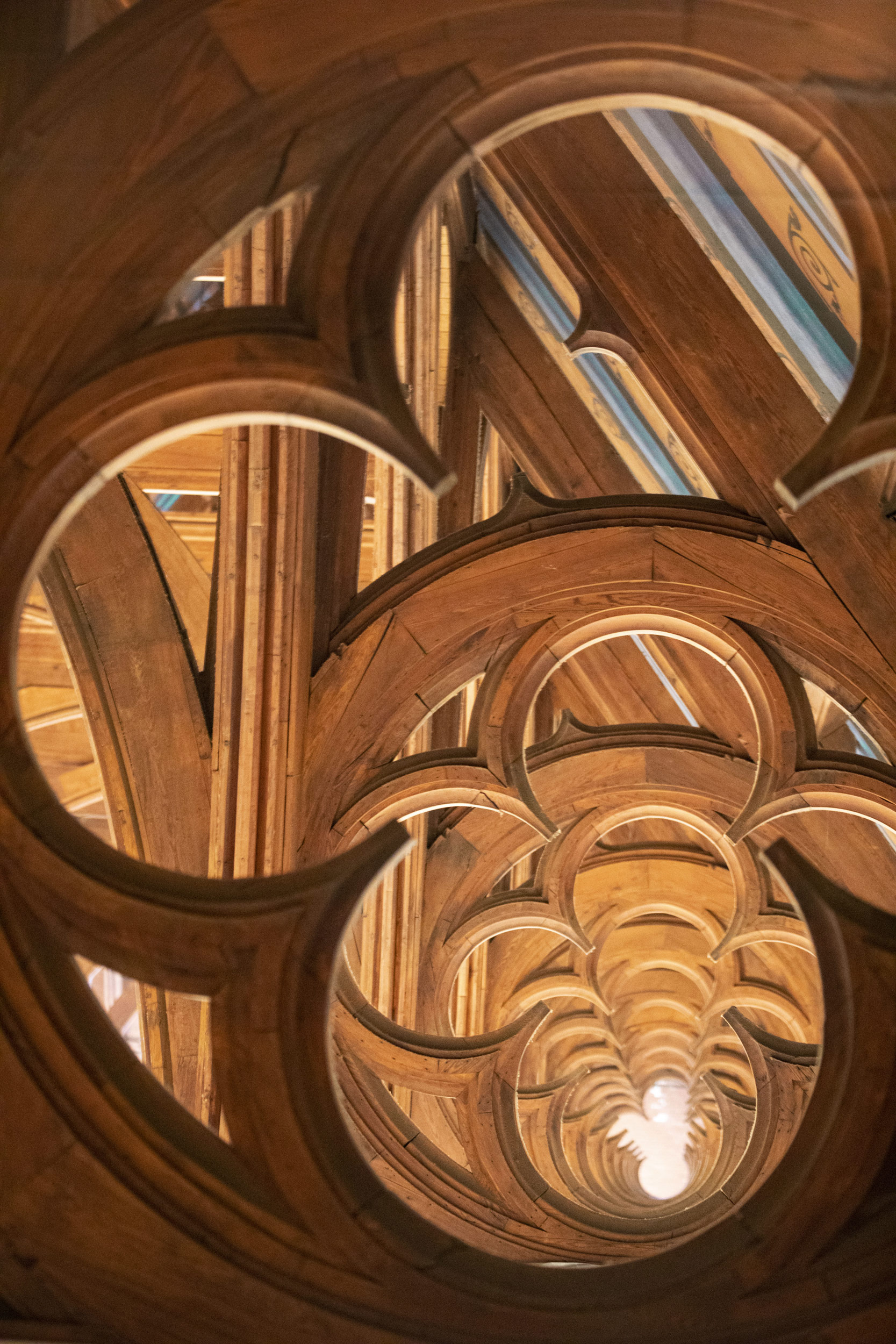 Arches and clover motifs are pictured in the ceiling above Annenberg Hall.