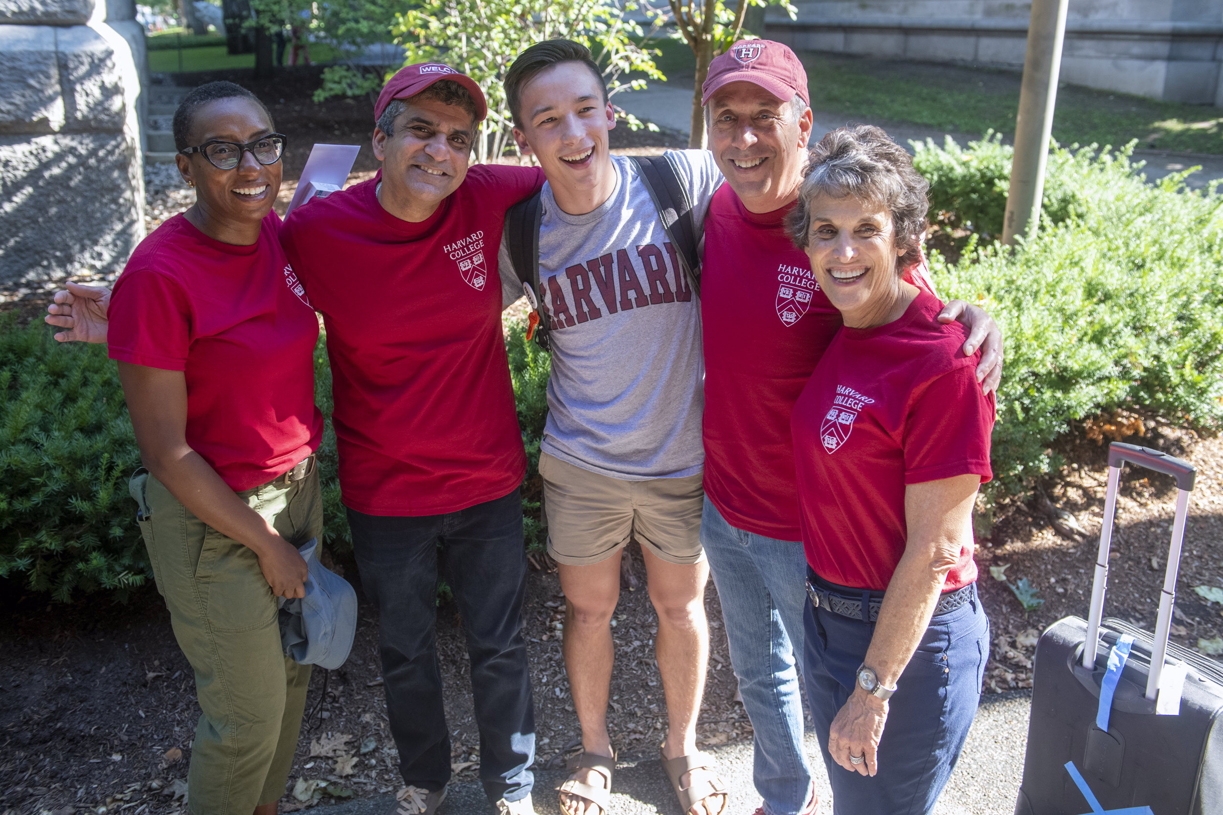 Deans Claudine Gay and Rakesh Khurana, along with the Bacows, posed with Jude Stafford ’26 of Kansas during Move-In Day 2022.