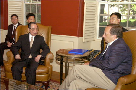 Vietnamese Prime Minister Phan Van Khai with Harvard University President Larry Summers