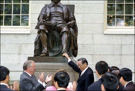 Vietnamese Prime Minister Phan Van Khai and Thomas J. Vallely at John Harvard Statue