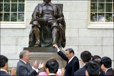 Vietnamese Prime Minister Phan Van Khai and Thomas J. Vallely at John Harvard Statue