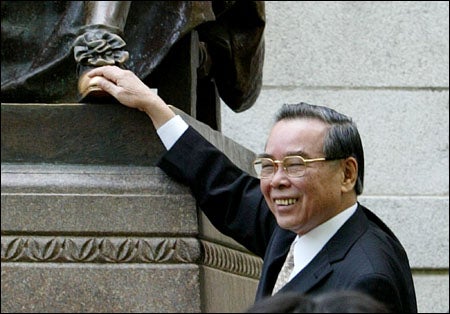 Vietnamese Prime Minister Phan Van Khai at John Harvard Statue