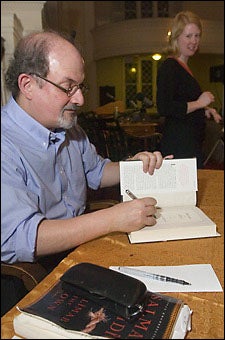 Rushdie signs books