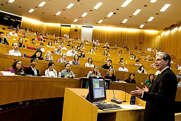 Though the global response to the sudden appearance and rapid spread of swine flu, caused by the H1N1 virus, was not perfect, HSPH Dean Julio Frenk gave it high marks. Frenk's talk, titled “The H1N1 Pandemic and Global Health Security," was the first in a series sponsored by the Center for Public Health Preparedness.