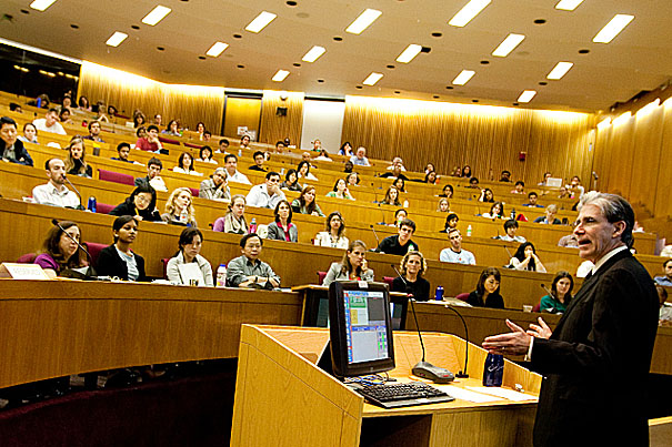 Though the global response to the sudden appearance and rapid spread of swine flu, caused by the H1N1 virus, was not perfect, HSPH Dean Julio Frenk gave it high marks. Frenk's talk, titled “The H1N1 Pandemic and Global Health Security," was the first in a series sponsored by the Center for Public Health Preparedness.