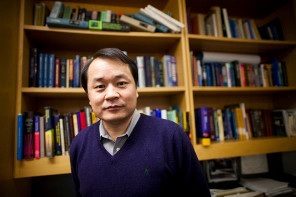 Mallinckrodt Professor of Chemistry and chemical biology professor Xiaoliang Sunney Xie has received the 2009 E.O. Lawrence Award.