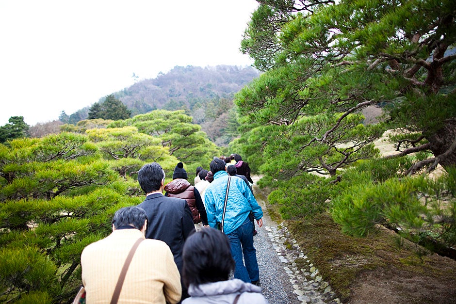 The group tours the Shugakuin Imperial Villa.  
Stephanie Mitchell/Harvard Staff Photographer