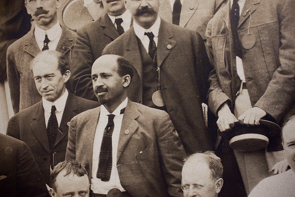 Detail of W.E.B. Du Bois (center) in a group photo of the 20th Class Reunion of the Class of 1890 on June 28, 1910 in Tempest Knob. Credit: Harvard University Archives, HUPSF Class of 1890 (PA 1)