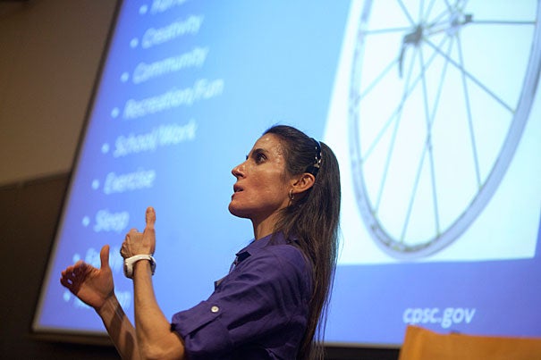 The Optimal Health program held over Wintersession brought Elizabeth Frates ’90, the director of medical student education at Boston’s Institute of Lifestyle Medicine, to the Fong Auditorium. Frates had students fill out a wellness wheel and rank on a scale of 1 to 10 the importance of friends, fun and recreation, sleep, nutrition, exercise, and other aspects of physical and mental health. 