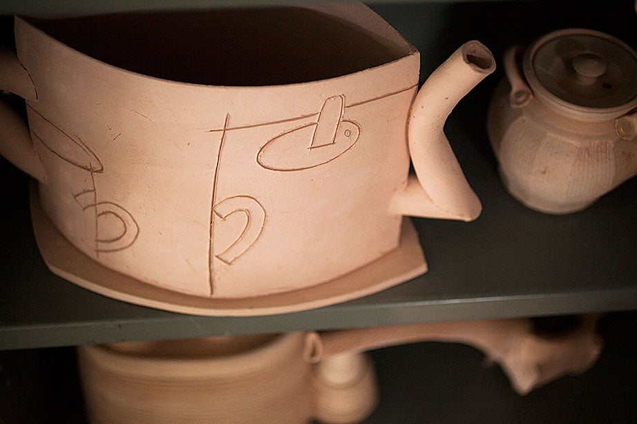 An engraved interpretation of a kettle. 