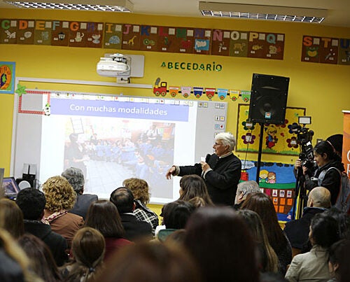 Harvard Professor Judith Palfrey describes Un Buen Comienzo to a gathering of teachers and administrators in the Chilean town of Dichato.