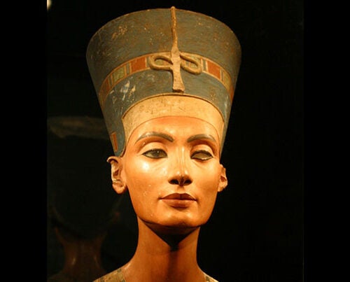 A visiting scholar suggests that Nefertiti (photo 1) wasn’t quite who people imagine she was, and eventually was revered as something of a sex goddess. Nefertiti is “often represented as a powerful and independent figure,” said Jacquelyn Williamson (photo 2), and has a “reputation as being a uniquely strong queen.”