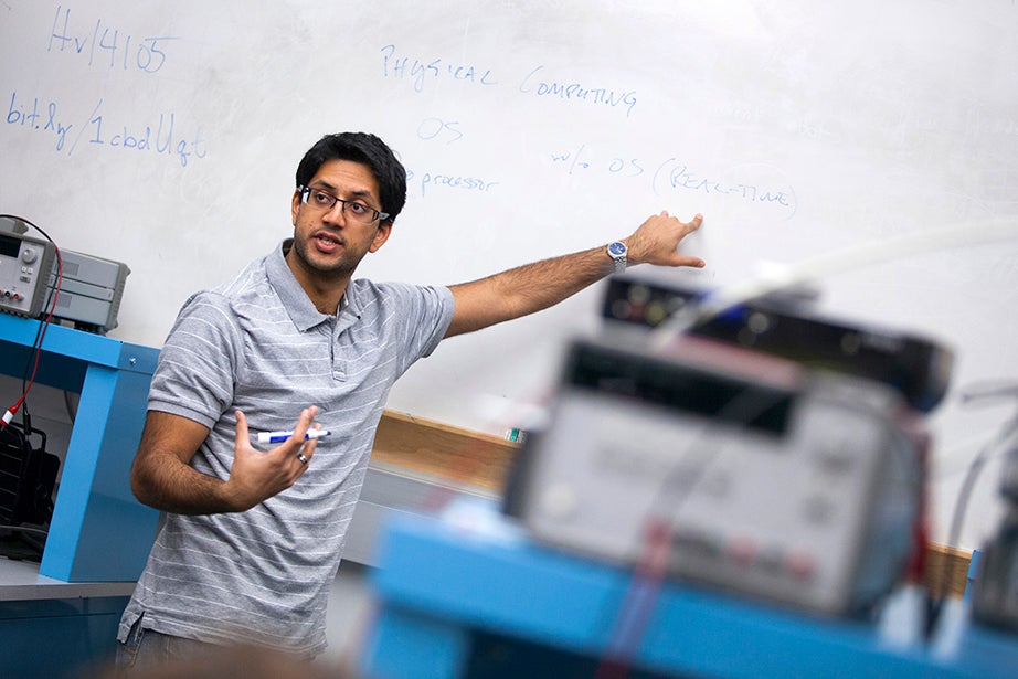 Avinash Uttamchandani teaches students how to build their own computer mouse. Stephanie Mitchell/Harvard Staff Photographer