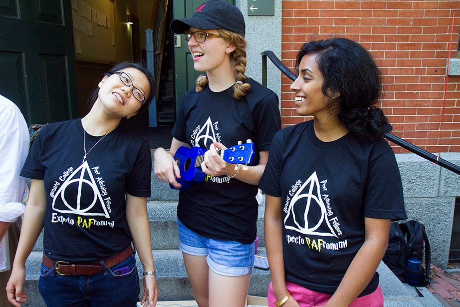 Chloe Li ’16 (left), Ellie Bridge ’17, and Pooja Podugu ’16 serenade incoming students and their families. Jon Chase/Harvard Staff Photographer