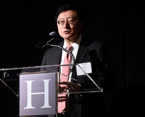 Harvard Alumni Association President Paul Choi ’86, J.D. ’89, welcomes alumni to the latest Your Harvard event in Atlanta. 