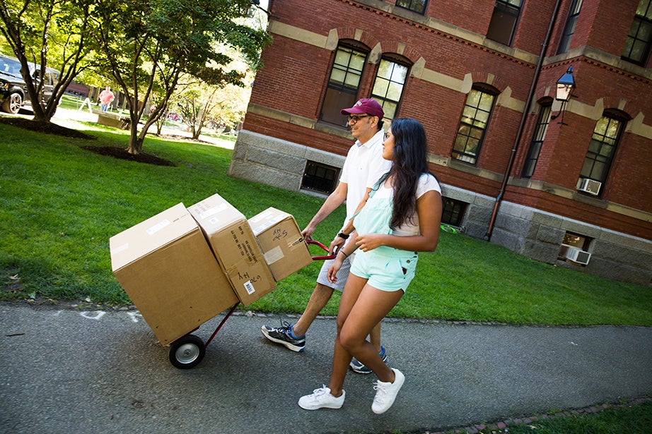 Sam Vora (left) and his daughter Aaki Vora ’20 move boxes. Vora moved from Mumbai, India, to her new residence in Harvard Yard. Stephanie Mitchell/Harvard Staff Photographer