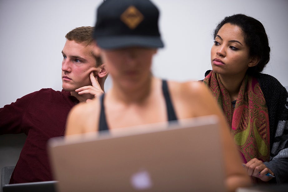 Students including Andrew Roney ’17 (left) and Veronica Kane ’18 (right) gather in a William James Hall seminar room to hear Shelley Carson teach. Stephanie Mitchell/Harvard Staff Photographer