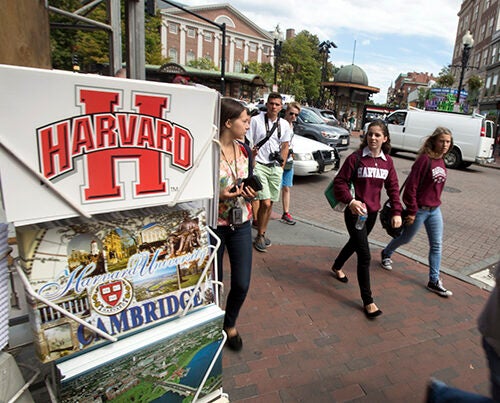 Harvard Square is one of the most walkable neighborhoods of Cambridge, offering a great deal of visual stimulation and several destinations in a small area.