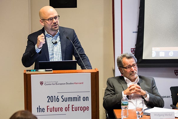 Daniel Ziblatt (left), professor of government and resident faculty member at CES, spoke on the rise of nationalism in the Western world. “A well-organized constitutional right is able to contain the far right within its ranks,” said Ziblatt. Also on the panel was Wolfgang Merkel, director of the Democracy and Democratization Research Unit, Berlin Social Center.