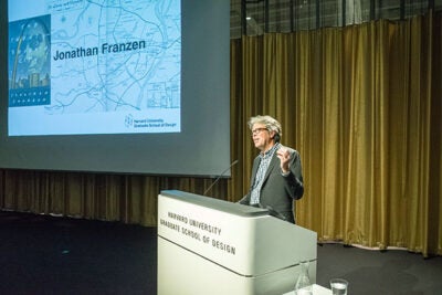 During his talk at the Graduate School of Design, novelist Jonathan Franzen took aim at progressives on several issues, including for actions he said undermine free expression. 