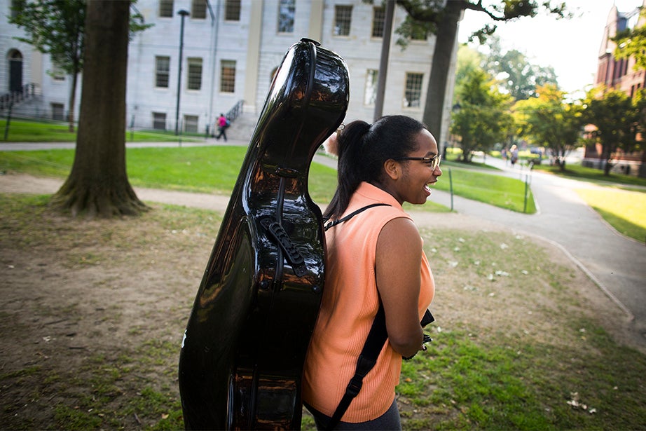 Carrying her cello across the Yard, Danielle Davis ’21 arrives to collect her key. Stephanie Mitchell/Harvard Staff Photographer