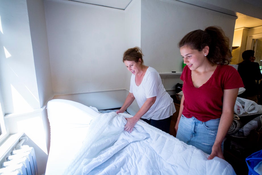 Sarah Rodriguez ’21 gets help making her bed from her mother, Debbie Rodriguez. They traveled from their home in Rhinebeck, N.Y. Rose Lincoln/Harvard Staff Photographer