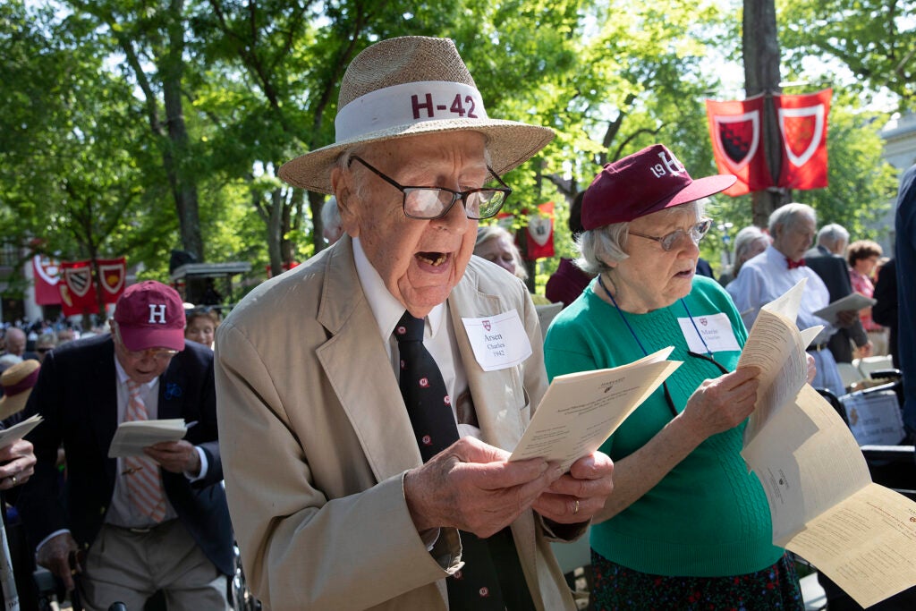 Charles Arsen '42 and his wife, Marie, sing "Fair Harvard."
