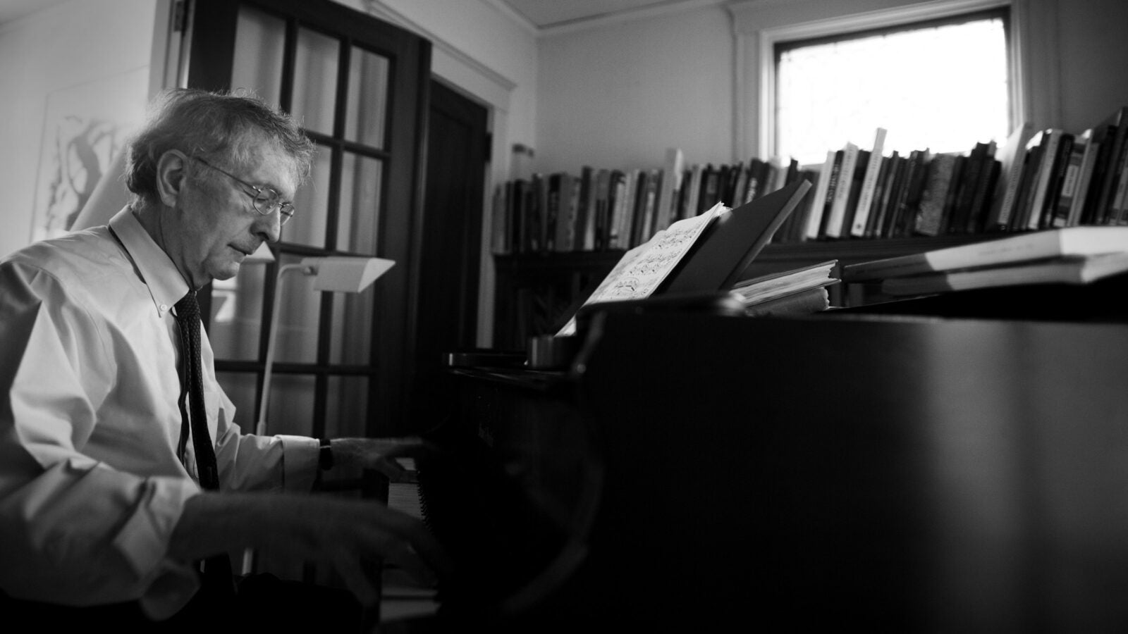 Howard Gardner plays the piano.
