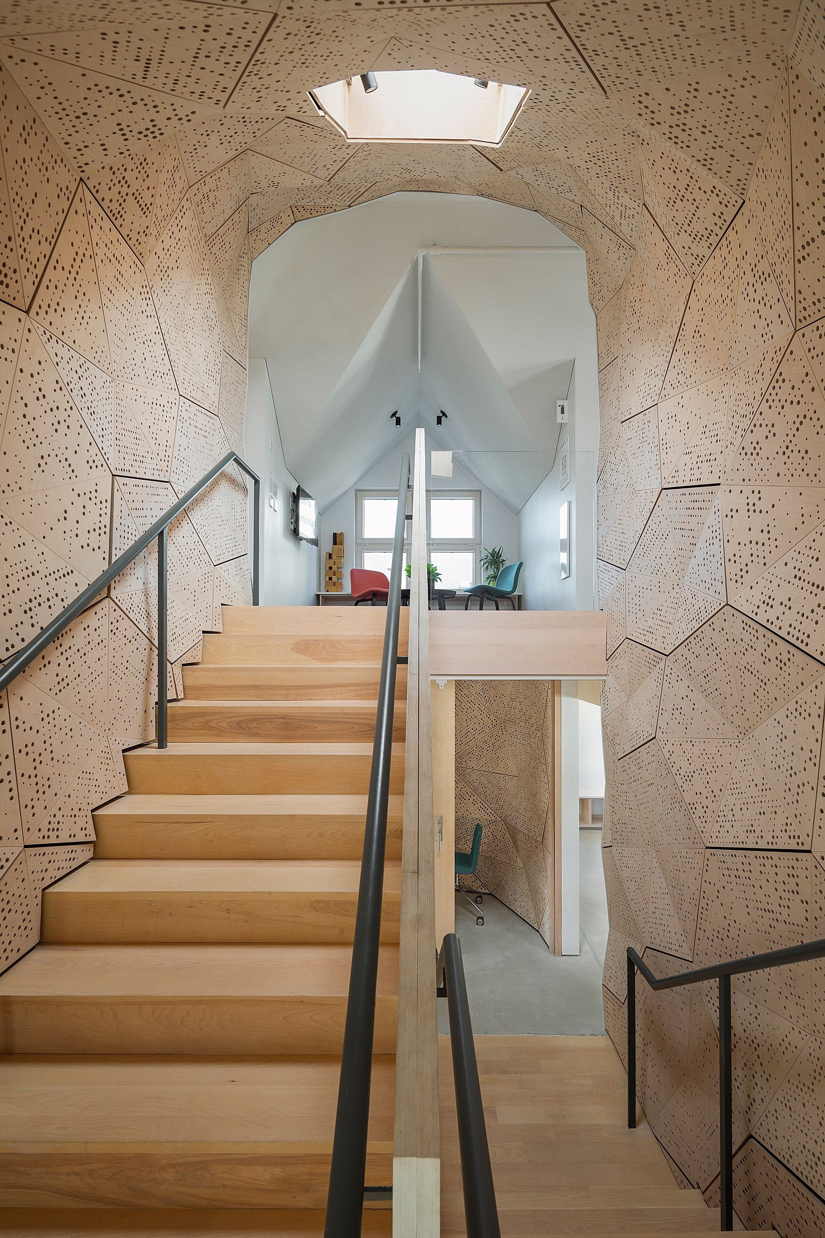Staircase designed to reduce acoustic disturbance.