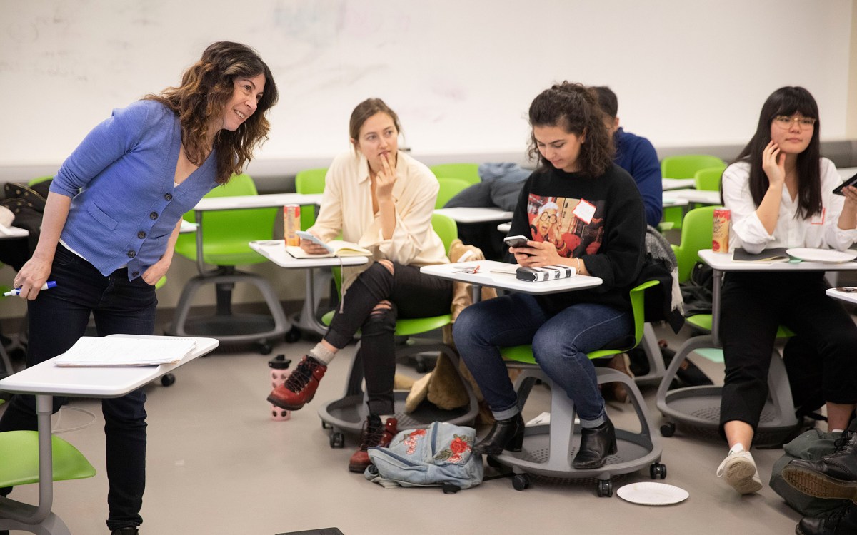 Nell Scovell leads a joke-writing workshop at Harvard.