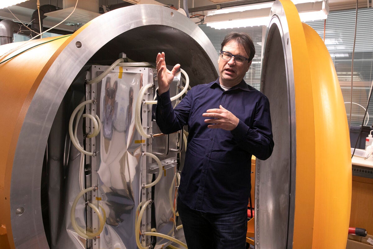 Frank Keutsch stand is a thermal vacuum chamber