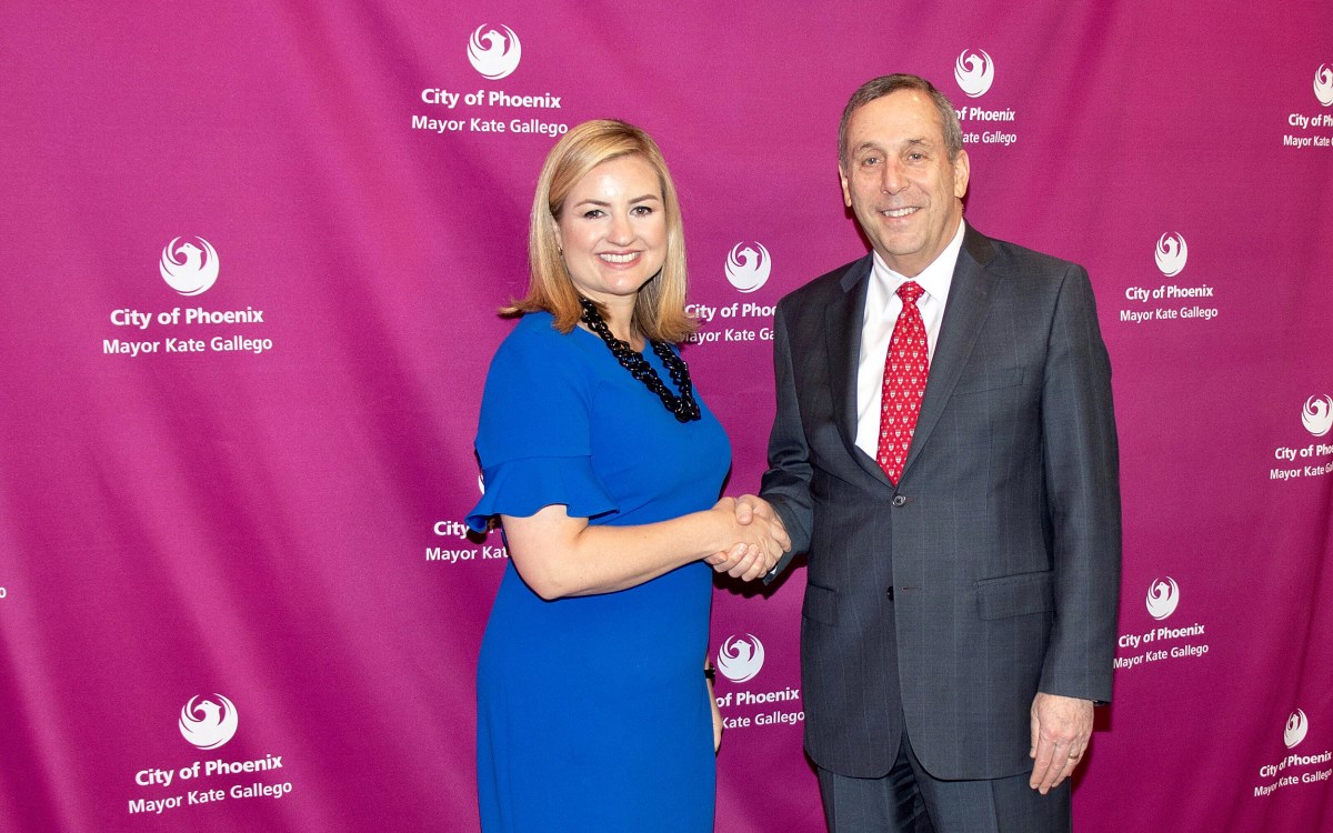 Larry Bacow shakes hands with Phoenix mayor