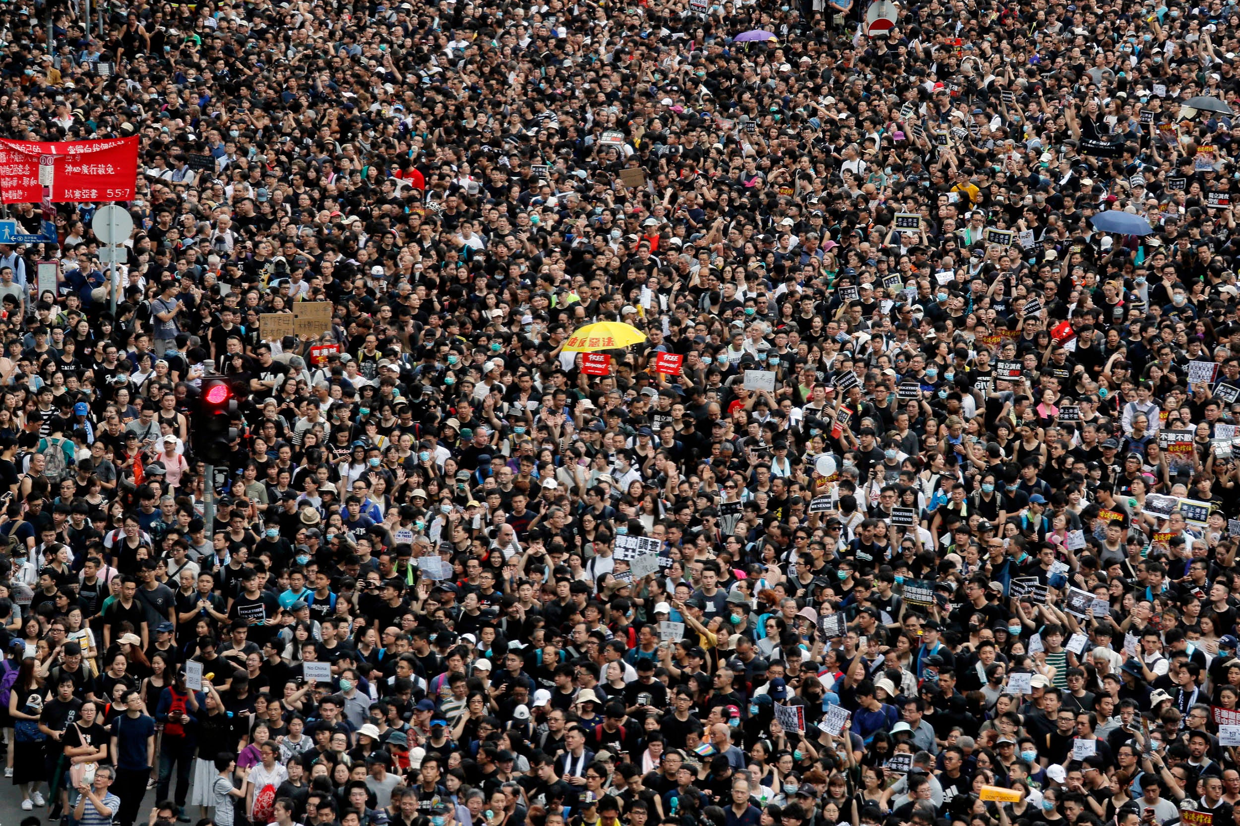 Толпы спид. Гигантская толпа. Много людей. Миллион человек в одном месте. Огромная толпа людей.