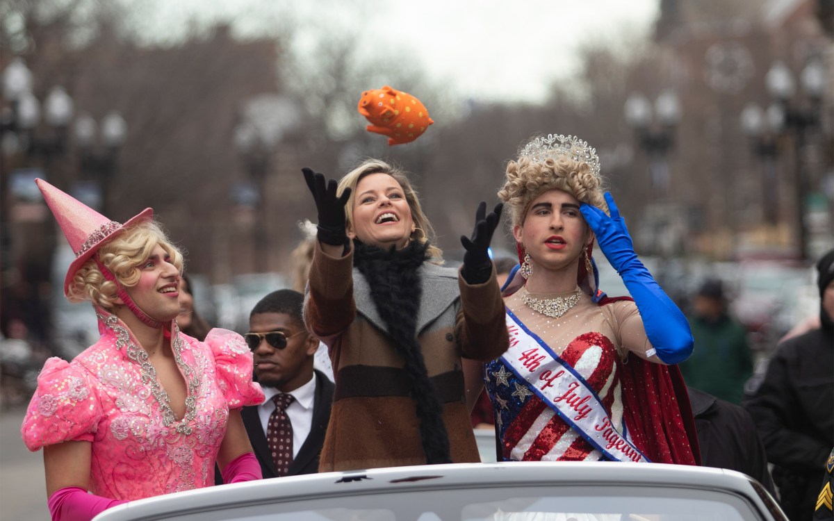 Hasty Pudding Woman of the Year Elizabeth Banks in parade.